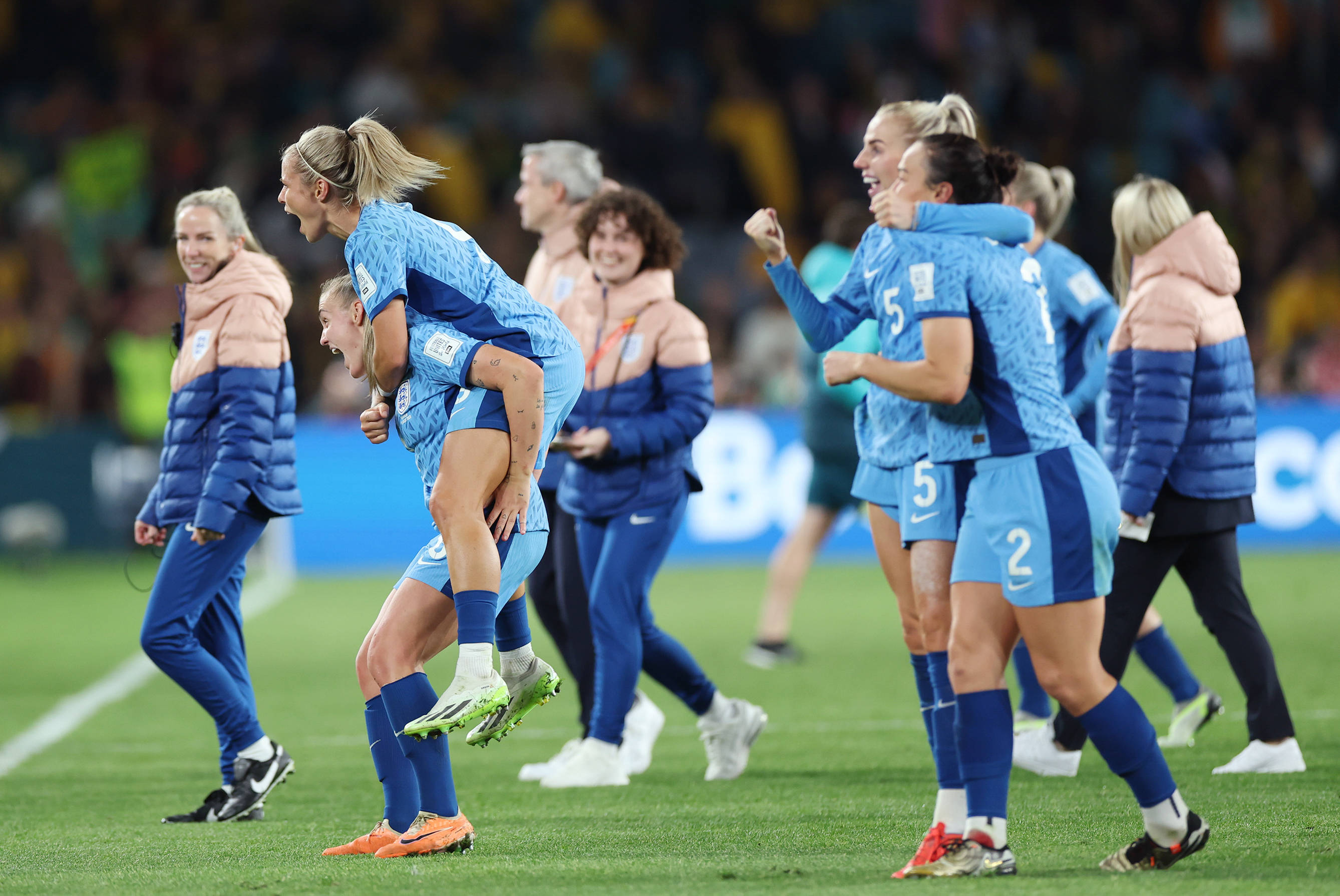 英格兰女足引领潮流，球迷支持有加